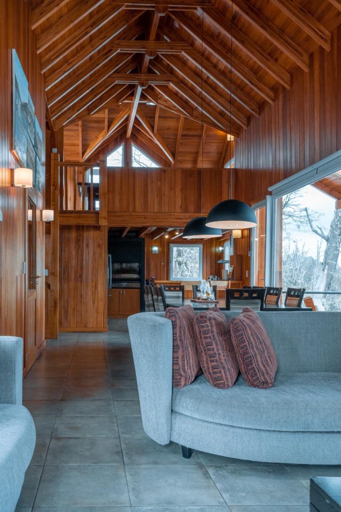 cabaña con techo de madera - confortables sillones